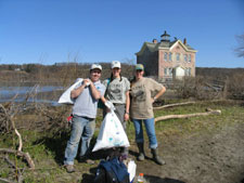 Photo showing volunteers cleaning up at the Great River Sweep on the Hudson River.